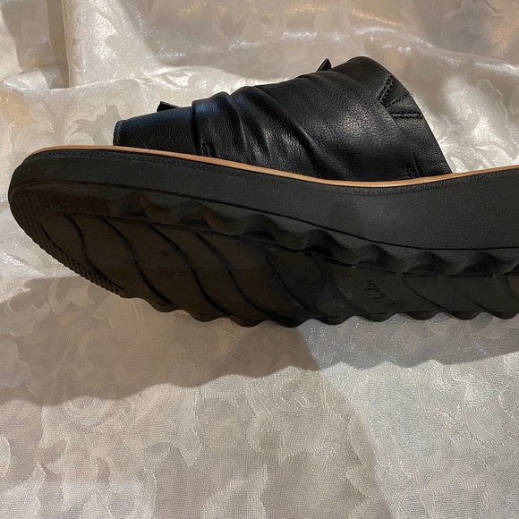 Clarks Black Leather Women's Sandals Size 9M - Picture 8 of 8